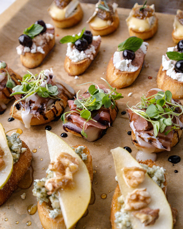 4 FESTIVE HOLIDAY CROSTINI IDEAS FOR THE CHEESE-LOVER